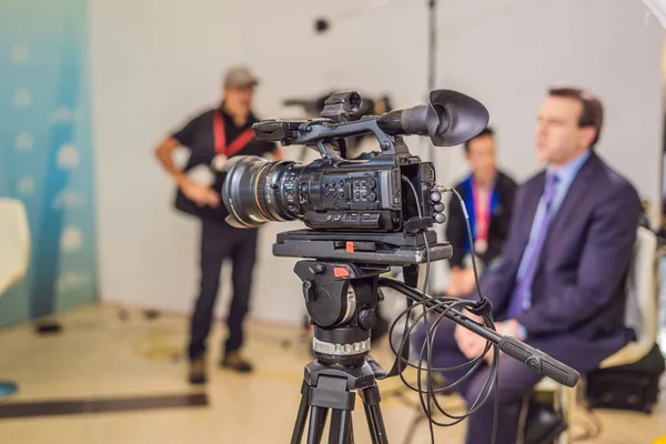 Video camera in conference room recording participants and speake — Stock Photo, Image