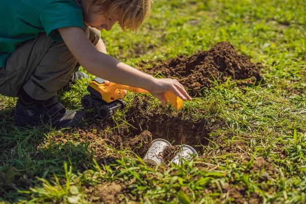 Çocuk geri dönüşüm çalıyor. Plastik tek kullanımlık tabakları ve ayrıştırılabilir tabakları gömüyor.