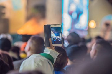 Kullanım gelişmiş mobil kayıt, eğlenceli konser ve güzel aydınlatıyor, rock konseri, yakın kalabalığa samimi görüntü kayıt video ile smartphone, zevk mobil fotoğraf kullanımı