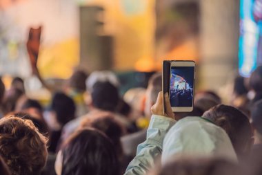 Kullanım gelişmiş mobil kayıt, eğlenceli konser ve güzel aydınlatıyor, rock konseri, yakın kalabalığa samimi görüntü kayıt video ile smartphone, zevk mobil fotoğraf kullanımı