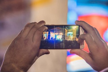 Kullanım gelişmiş mobil kayıt, eğlenceli konser ve güzel aydınlatıyor, rock konseri, yakın kalabalığa samimi görüntü kayıt video ile smartphone, zevk mobil fotoğraf kullanımı