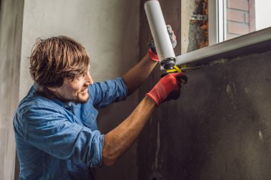 Genç Oluşturucu pencere montaj sırasında profesyonel aracı kullanarak.