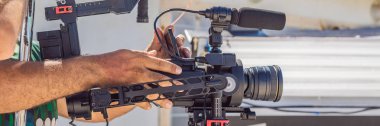 Steadicam Operatörü hazırlamak kamera ve 3 eksenli sabitleyici-gimbal bir ticari çekmek için afiş, uzun biçimde