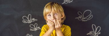 Komik yüz ifadesi ve gözümün önünde blackboard ile çizilmiş tebeşir sivrisinek sokması ile küçük çocuk. 