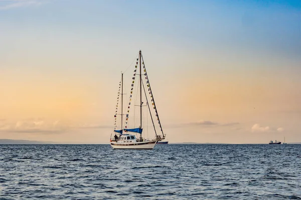 海に沈む夕日を背景にした帆船 — ストック写真