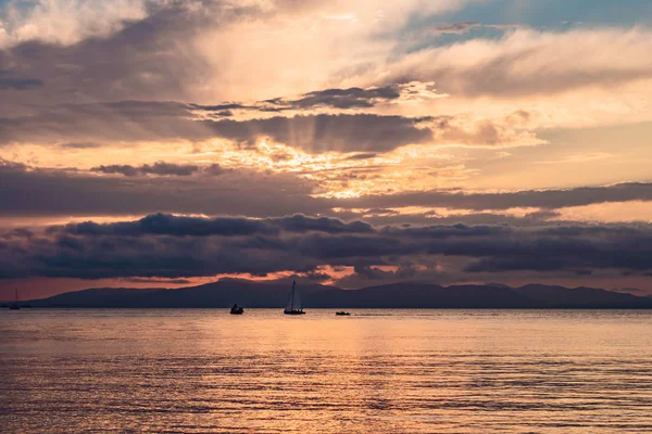 水面に映る美しい夕日、空に浮かぶ雄大な雲 — ストック写真