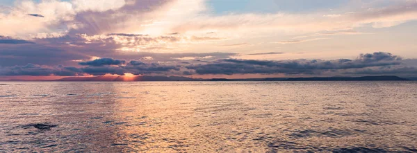 Hermosa puesta de sol sobre el mar con reflejo en el agua, majestuosas nubes en el cielo. BANNER, FORMATO LARGO — Foto de Stock