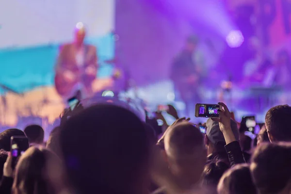 Utilice grabación móvil avanzada, divertidos conciertos e iluminación hermosa, Imagen franca de multitud en el concierto de rock, Primer plano de grabación de vídeo con teléfono inteligente, Disfrute del uso de la fotografía móvil — Foto de Stock