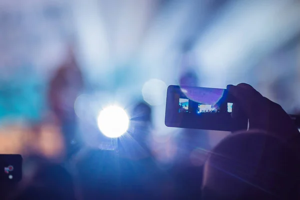 Use advanced mobile recording, fun concerts and beautiful lighting, Candid image of crowd at rock concert, Close up of recording video with smartphone, Enjoy the use of mobile photography — Stock Photo, Image