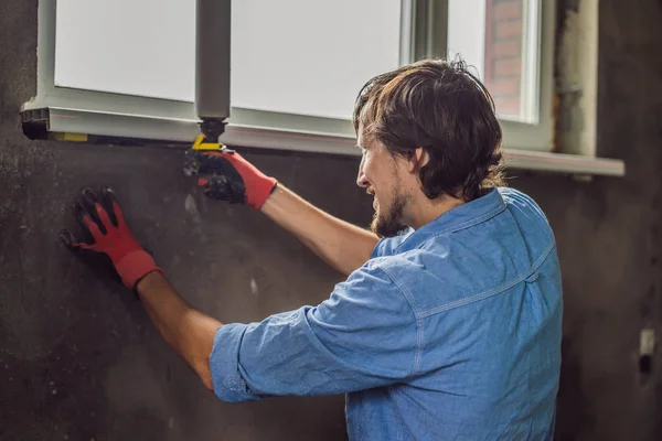 Männlicher Arbeiter Blauen Hemd Beim Fenstereinbau Während Der Renovierung Des — Stockfoto