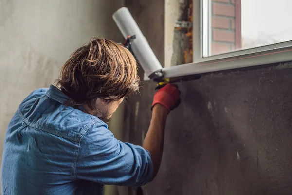 Junge Bauarbeiter Mit Professionellem Werkzeug Beim Fenstereinbau — Stockfoto