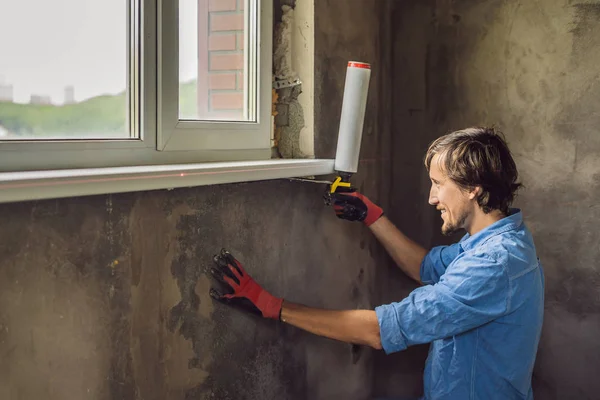 Junge Bauarbeiter Mit Professionellem Werkzeug Beim Fenstereinbau — Stockfoto