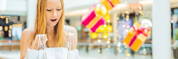 Mulher jovem com compras em loja de Ano Novo. Venda de Natal, Black Friday BANNER, LONG FORMAT — Fotografia de Stock