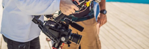 Profesionální steadicam operátora 3osy kamerový systém stabilizátor na komerční produkci sady Banner, dlouhém formátu — Stock fotografie