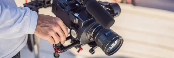 Operador steadicam profesional utiliza un sistema de estabilizador de cámara de 3 ejes en un conjunto de producción comercial BANNER, FORMATO LARGO —  Fotos de Stock