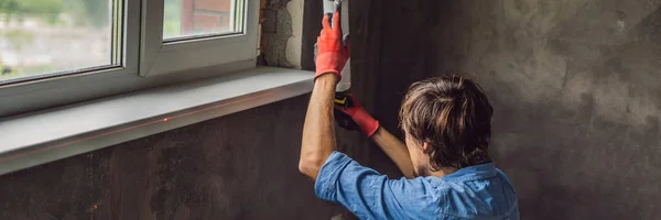 Jeune Homme Chemise Bleue Faisant Installation Fenêtre Maison — Photo