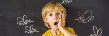 Komik yüz ifadesi ve gözümün önünde blackboard ile çizilmiş tebeşir sivrisinek sokması ile küçük çocuk. 