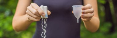 Eller genç kadın kadınsı hijyen ürünleri - adet Kupası ve tampon afiş, uzun biçimde holding farklı türleri