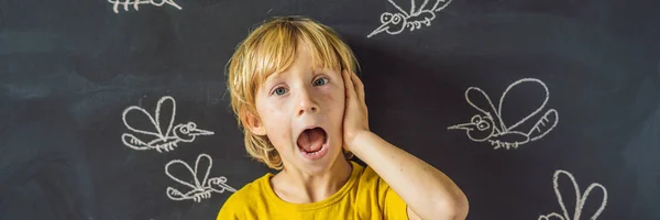 Niño Con Expresión Facial Divertida Picaduras Cara Delante Pizarra Con — Foto de Stock