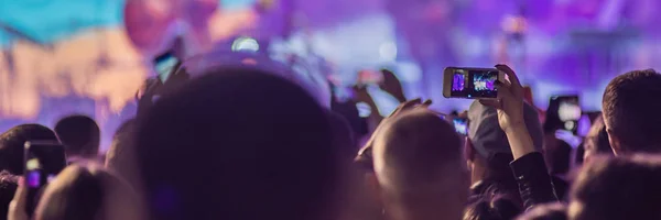 Utilice grabación móvil avanzada, divertidos conciertos e iluminación hermosa, Imagen franca de multitud en el concierto de rock, Primer plano de grabación de vídeo con teléfono inteligente, Disfrute del uso de la fotografía móvil BANNER, LONG — Foto de Stock