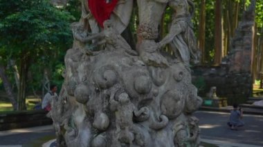 Sangeh maymun orman, Bali Adası, Endonezya'da bir maymun ile mücadele bir Tanrı heykeli