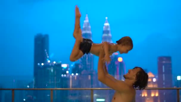 Zeitlupenaufnahme Eines Jungen Mannes Mit Kleinem Sohn Der Sich Wasserbecken — Stockvideo