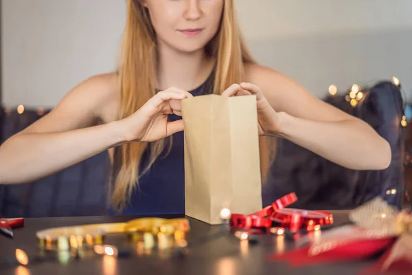 Bijgesneden Beeld Van Vrouw Verpakking Aanwezig Kraft Papier Met Rode — Stockfoto