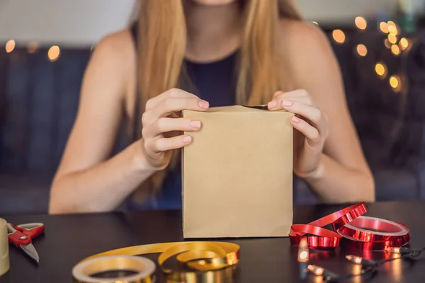 Bijgesneden Beeld Van Vrouw Verpakking Aanwezig Kraft Papier Met Rode — Stockfoto