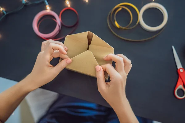 Vista Cerca Del Embalaje Mujer Presente Papel Artesanal Para Navidad — Foto de Stock