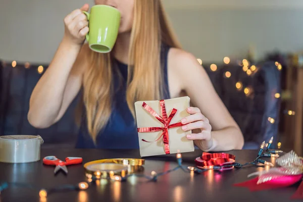 Mujer Joven Sosteniendo Regalo Envuelto Papel Artesanal Para Navidad Beber —  Fotos de Stock