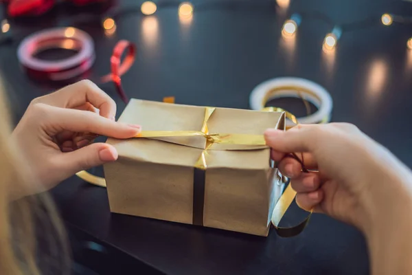 Vista Cerca Del Embalaje Mujer Presente Papel Artesanal Para Navidad —  Fotos de Stock