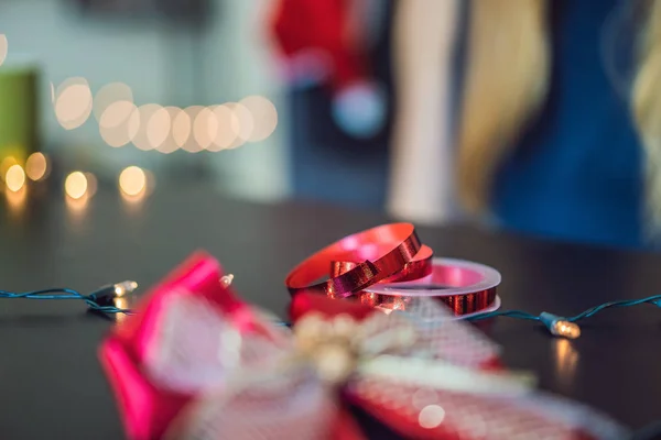 Τόξο Και Πολύχρωμα Διακοσμητικά Κορδέλα Τραπέζι Χριστουγεννιάτικα Φωτάκια — Φωτογραφία Αρχείου