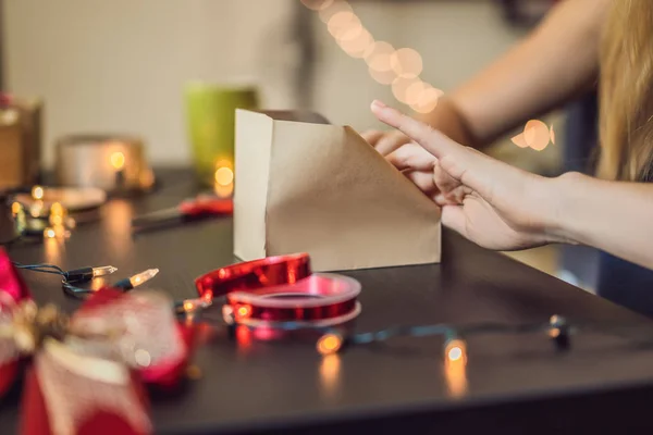 Close Beeld Van Vrouw Verpakking Aanwezig Kraft Papier Voor Kerstmis — Stockfoto