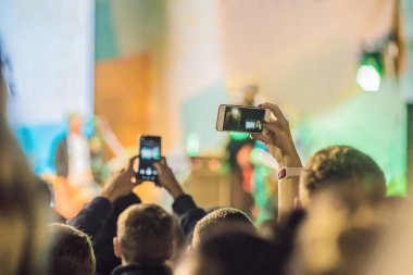 Kullanım gelişmiş mobil kayıt, eğlenceli konser ve güzel aydınlatıyor, rock konseri, yakın kalabalığa samimi görüntü kayıt video ile smartphone, zevk mobil fotoğraf kullanımı