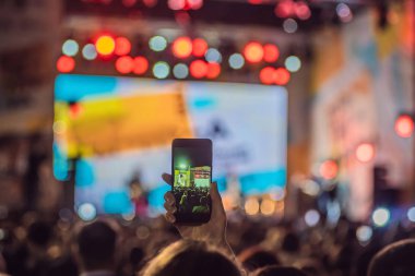 Kullanım gelişmiş mobil kayıt, eğlenceli konser ve güzel aydınlatıyor, rock konseri, yakın kalabalığa samimi görüntü kayıt video ile smartphone, zevk mobil fotoğraf kullanımı