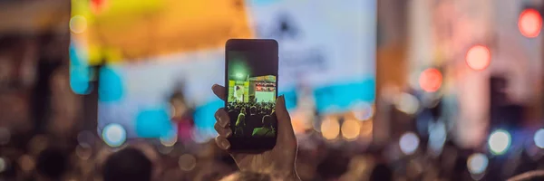 Utilisez un enregistrement mobile avancé, des concerts amusants et un bel éclairage, Image franche de la foule au concert de rock, Gros plan sur l'enregistrement vidéo avec smartphone, Profitez de l'utilisation de la photographie mobile BANNER, LONG — Photo