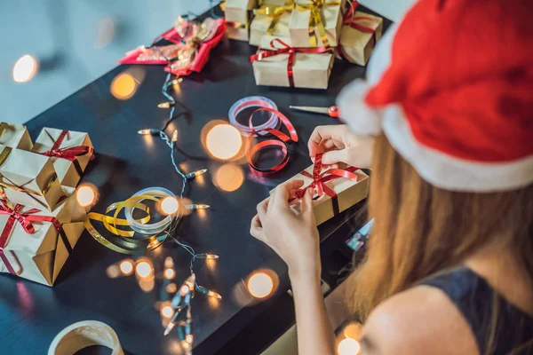 Close Beeld Van Vrouw Verpakking Aanwezig Kraft Papier Feestelijke Lint — Stockfoto