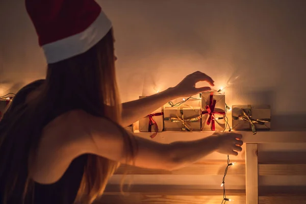 Kobieta Wiszące Pudełeczka Dla Dziecinna Kalendarz Adwentowy Boże Narodzenie Wezgłowie — Zdjęcie stockowe
