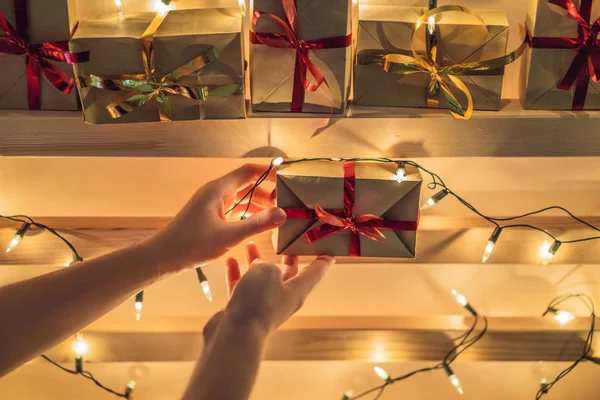 Close Van Vrouw Opknoping Geschenkdozen Voor Kinderachtig Kerst Adventkalender Het — Stockfoto