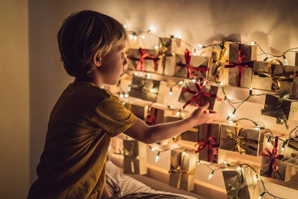 Küçük çocuk Noel varış takvim açılış hediyesi. 