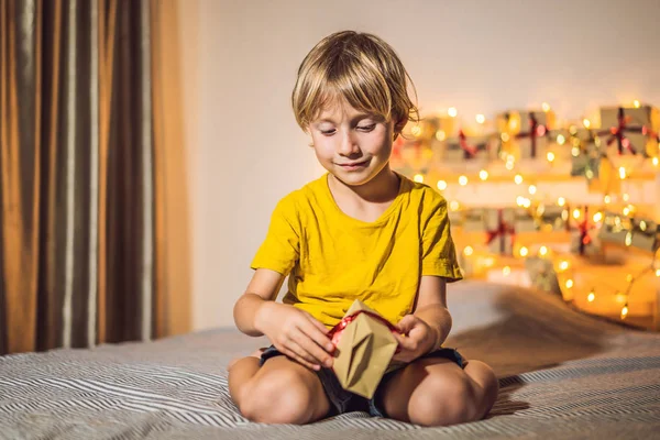 Mały Chłopiec Otwarcie Darem Bożego Narodzenia Kalendarz Adwentowy — Zdjęcie stockowe