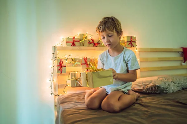 Mały Chłopiec Otwarcie Darem Bożego Narodzenia Kalendarz Adwentowy — Zdjęcie stockowe