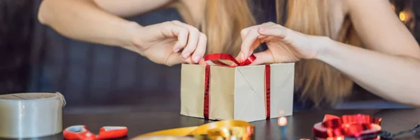 Close Beeld Van Vrouw Verpakking Aanwezig Kraft Papier Voor Kerstmis — Stockfoto