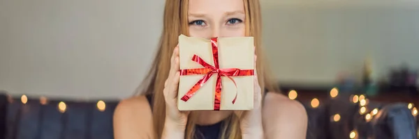 Jonge Vrouw Poseren Met Heden Verpakt Kraft Papier Voor Kerstmis — Stockfoto