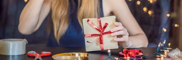 Mujer Con Regalo Envuelta Papel Artesanal Para Año Nuevo —  Fotos de Stock