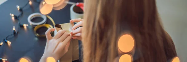 Close Beeld Van Vrouw Verpakking Aanwezig Kraft Papier Voor Kerstmis — Stockfoto