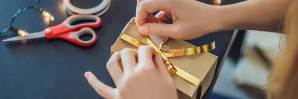 Vista Cerca Del Embalaje Mujer Presente Papel Artesanal Cinta Festiva — Foto de Stock