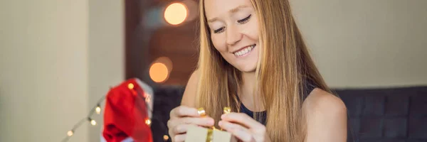 Jonge Vrouw Kerstcadeau Kraft Papier Verpakking Aan Tafel — Stockfoto