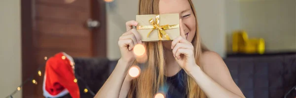 Jonge Vrouw Poseren Met Heden Verpakt Kraft Papier Voor Kerstmis — Stockfoto