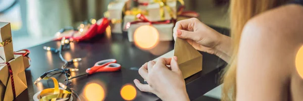 Visão Close Mulher Presente Embalagem Papel Artesanal Para Natal — Fotografia de Stock